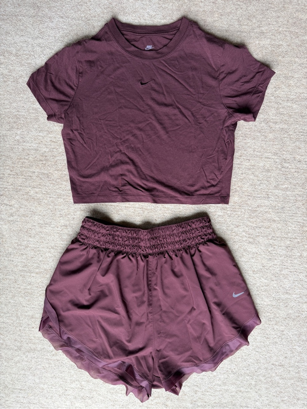 Nike Women's set shorts and crop - Maroon